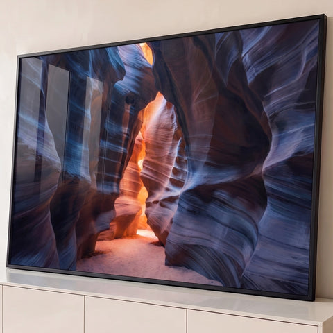 Interior do cânion de arenito com paredes onduladas azuladas e luz alaranjada ao fundo, quadro decorativo