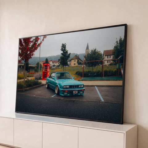 Carro conversível clássico turquesa e rebaixado, com rodas douradas, num vilarejo europeu, quadro decorativo