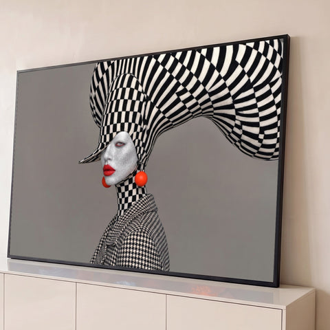 Mulher com chapéu xadrez escultural, lábios vermelhos e brincos laranja em fundo cinza, quadro decorativo