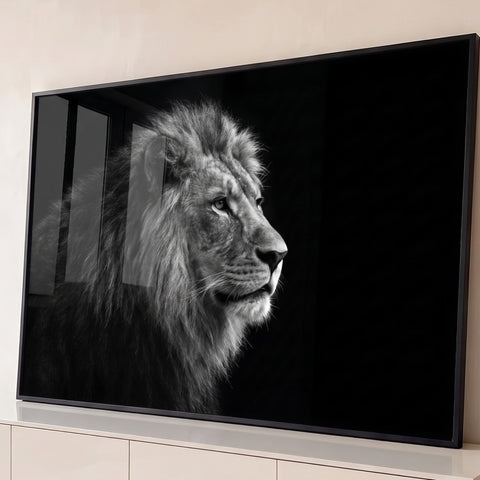 Leão majestoso de perfil com juba volumosa em fotografia preto e branco sobre fundo preto, quadro decorativo