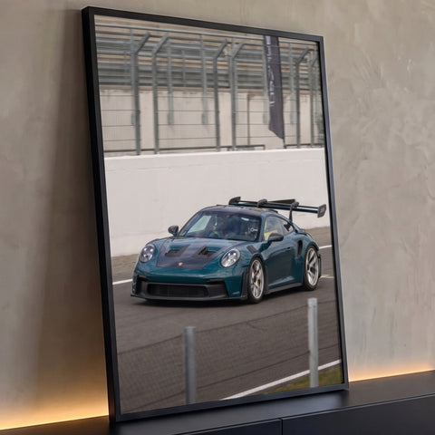 Porsche 911 GT3 RS verde-petróleo com aerofólio acelerando em pista de corrida, quadro decorativo