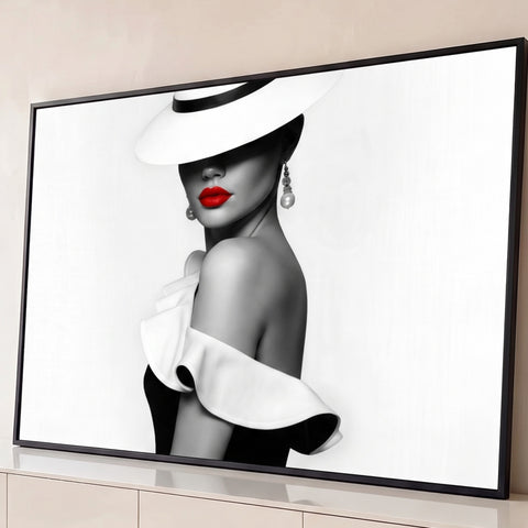 Mulher de chapéu branco e batom vermelho em preto e branco, ombro à mostra, quadro decorativo
