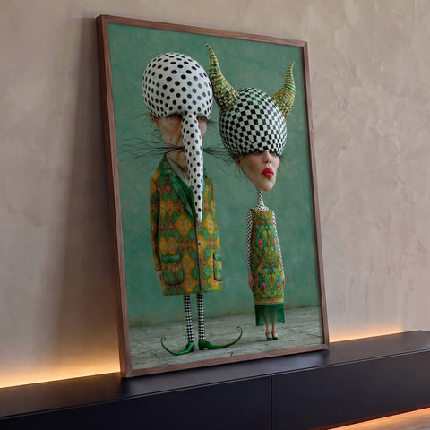 Dupla surreal com cabeças de poá e xadrez, chifres e roupas estampadas sobre fundo verde, quadro decorativo