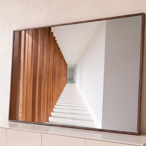 Corredor com ripas de madeira, paredes brancas e sombras de luz natural no piso, quadro decorativo