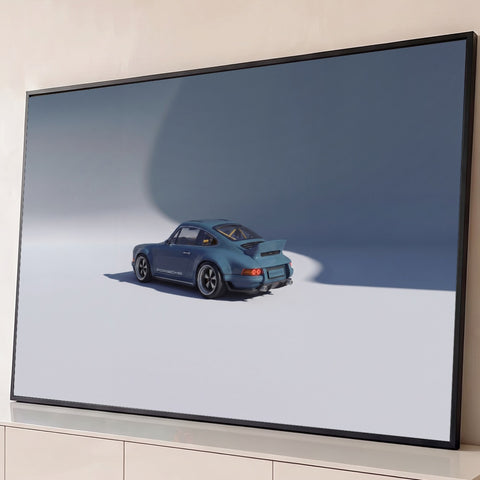 Porsche 911 clássico restomod azul visto de traseira em estúdio claro com sombra azulada, quadro decorativo