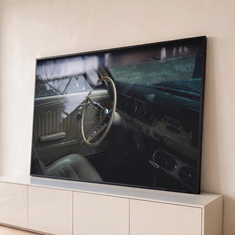 Interior de carro clássico com volante bege, painel cromado e chuva no para-brisa, quadro decorativo