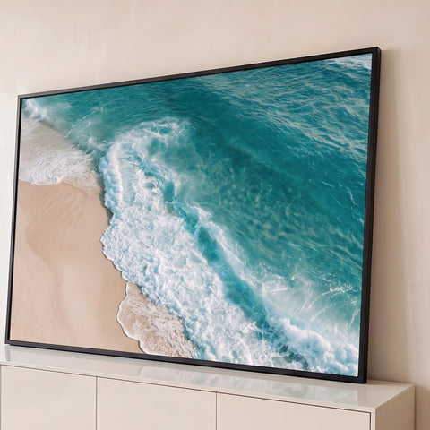 Vista aérea de praia com mar turquesa, ondas de espuma branca e areia bege, quadro decorativo