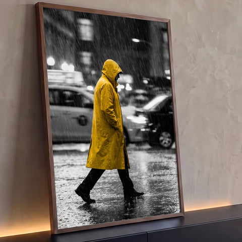 Homem de capa amarela atravessando rua chuvosa da cidade em foto preto e branco, quadro decorativo