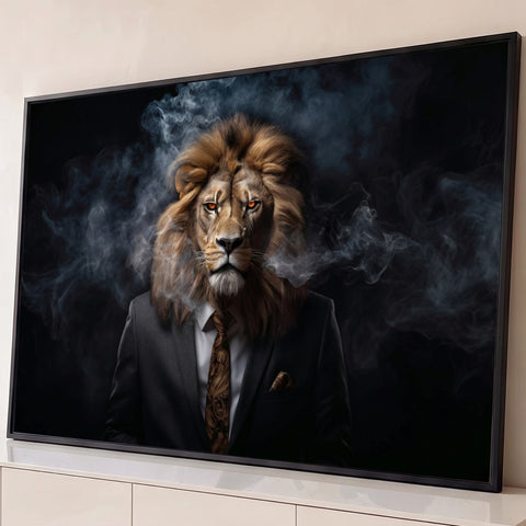 Leão de terno escuro e gravata com olhos laranja envolto em fumaça sobre fundo preto, quadro decorativo