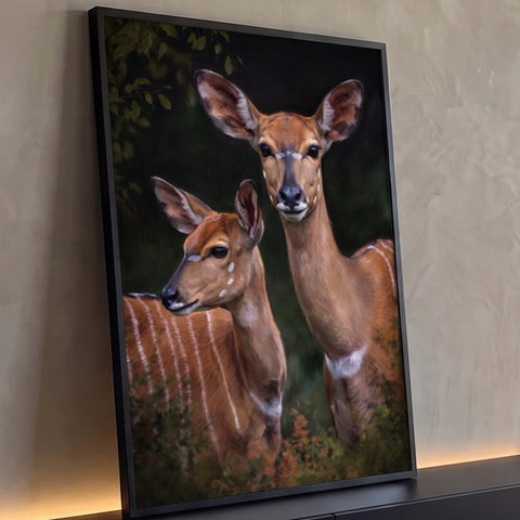 Antílope nyala e filhote com listras brancas em pintura realista sobre fundo verde escuro, quadro decorativo
