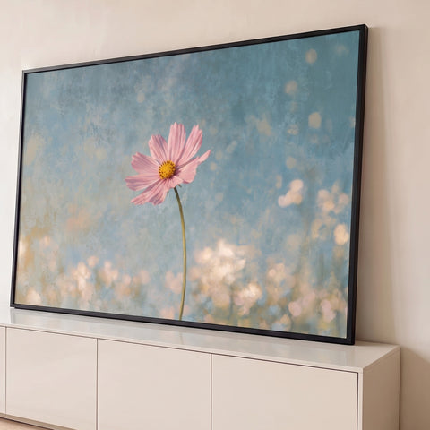 Flor cosmos rosa em haste fina sobre fundo azul texturizado com bokeh dourado, quadro decorativo