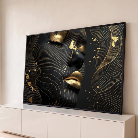 Rosto feminino preto de olhos fechados com linhas e folha de ouro e lábios dourados, quadro decorativo