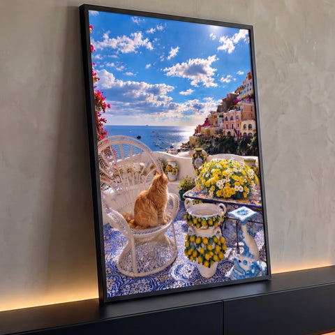 Gato ruivo em poltrona de vime num terraço de azulejos azuis com vista para Positano, quadro decorativo