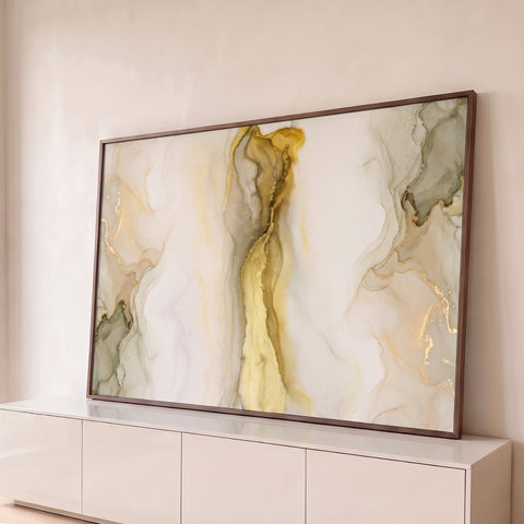 Pintura abstrata fluida em branco com veio dourado central e manchas cinza esverdeadas, quadro decorativo