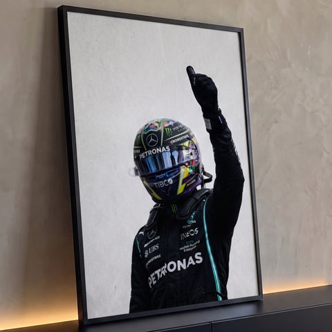 Piloto de Fórmula 1 de capacete holográfico e macacão preto fazendo joinha, fundo branco, quadro decorativo