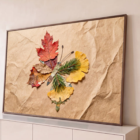 Borboleta montada com folha de bordo vermelha, ginkgo amarelo e pinheiro sobre papel kraft, quadro decorativo