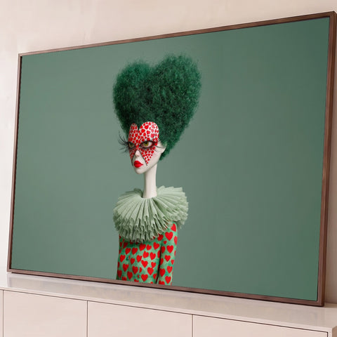Mulher surreal com cabelo verde em forma de coração, máscara de corações e gola plissada, quadro decorativo