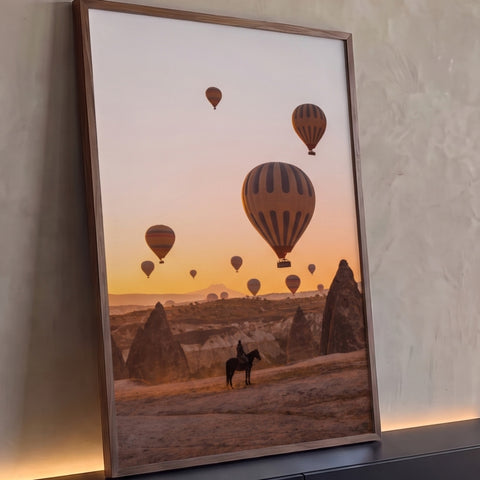 Balões de ar quente sobre a Capadócia ao pôr do sol com cavaleiro e formações rochosas, quadro decorativo