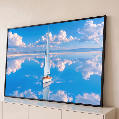 Veleiro branco navegando em mar azul espelhado com nuvens brancas refletidas na água, quadro decorativo