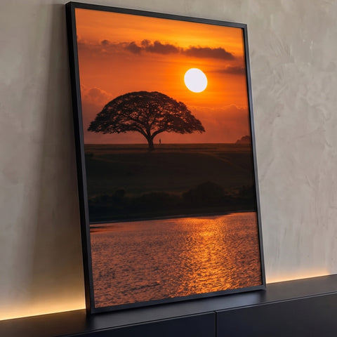 Quadro Decorativo Grande Pôr do Sol na Savana para Sala | quadros decorativos para sala | árvore solitária em silhueta sob pôr do sol dourado refletido em lago | Porao dos Quadros