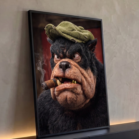 Bulldog preto de boina verde com charuto aceso, dentes de ouro e olhar bravo, quadro decorativo