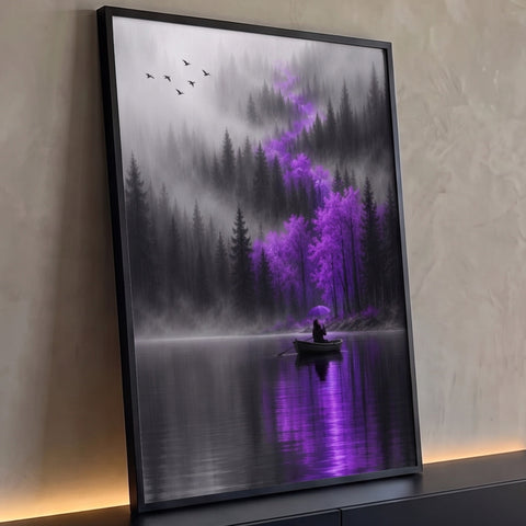 Pessoa com guarda-chuva roxo em barco no lago, floresta enevoada com árvores lilás, quadro decorativo