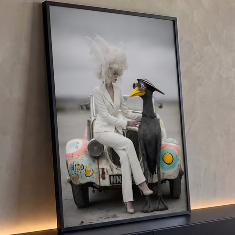 Mulher de terno branco e plumas com corvo de óculos em carro antigo pintado, quadro decorativo