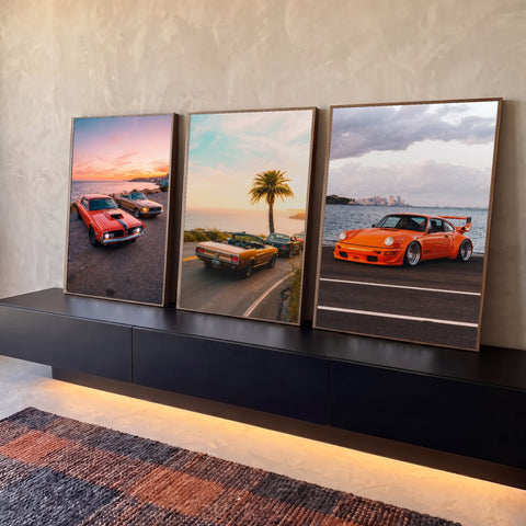 Quadro Decorativo Kit 3 Telas Carros Clássicos para Sala | quadros decorativos para sala | carros clássicos laranja e dourado à beira-mar em três cenas ao pôr do sol | Porao dos Quadros