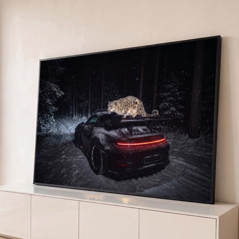 Porsche 911 preto em floresta com neve à noite, com leopardo-das-neves sobre o aerofólio, quadro decorativo