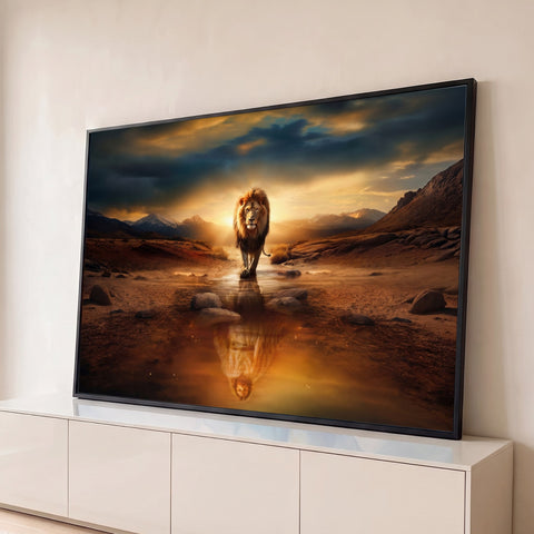 Leão caminhando em riacho ao pôr do sol com reflexo dourado na água e montanhas, quadro decorativo