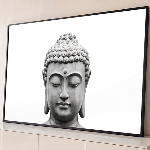 Cabeça de Buda esculpida em pedra cinza, olhos fechados e cachos espirais, fundo branco, quadro decorativo