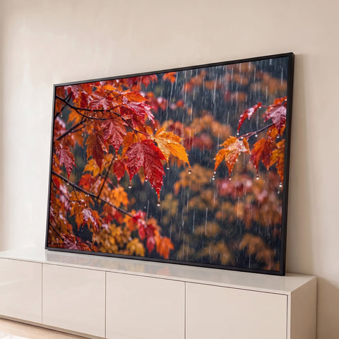 Folhas de bordo vermelhas e laranja com gotas de chuva sobre fundo de floresta outonal, quadro decorativo