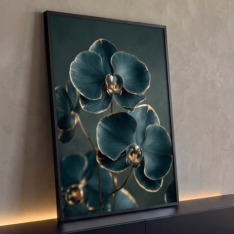 Duas orquídeas azul petróleo com bordas douradas sobre fundo escuro, quadro decorativo