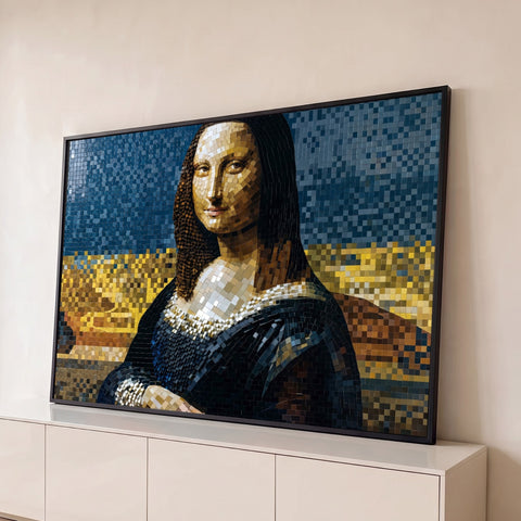 Mona Lisa feita em mosaico de azulejos com céu azul e paisagem dourada, quadro decorativo