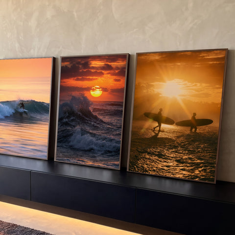 Quadro Decorativo Kit 3 Telas Surfistas e Ondas para Sala | quadros decorativos para sala | surfistas e ondas ao pôr do sol em tríptico com tons laranja e silhuetas | Porao dos Quadros