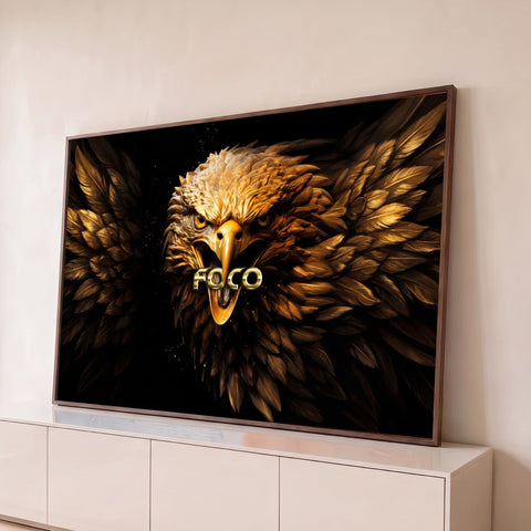 Águia de penas douradas com bico aberto, asas abertas e palavra FOCO em fundo preto, quadro decorativo
