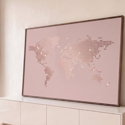 Quadro Decorativo Grande Mapa Mundi em Pontos para Sala Rosa | quadros decorativos para sala | mapa múndi formado por pontos em tons de rosé e cobre sobre fundo rosa claro | Porao dos Quadros