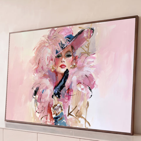 Mulher elegante com chapéu, plumas rosa, luva preta e joias douradas em pinceladas soltas, quadro decorativo