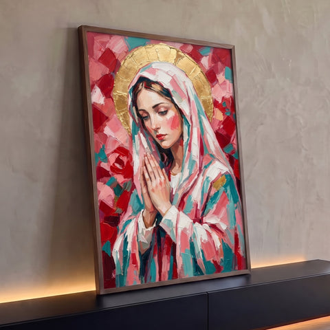 Quadro Decorativo Grande Nossa Senhora Vermelho para Sala | quadros decorativos para sala | Nossa Senhora em oração com véu rosa e turquesa, auréola dourada sobre fundo de rosas vermelhas | Porao dos Quadros