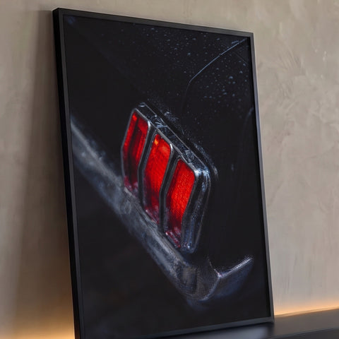 Close de lanterna traseira vermelha de carro clássico preto com cromado e gotas de chuva, quadro decorativo