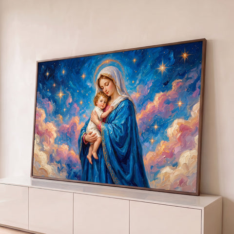 Nossa Senhora de manto azul abraçando o Menino Jesus sob céu estrelado e nuvens rosa, quadro decorativo