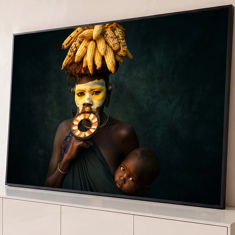 Mulher africana Surma com prato labial, rosto pintado e milho na cabeça segurando bebê, quadro decorativo