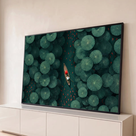 Vista aérea de barco com remador entre folhas de lótus verdes e peixes vermelhos, quadro decorativo