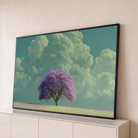 Jacarandá de flores roxas em campo florido sob grandes nuvens em céu verde-azulado, quadro decorativo