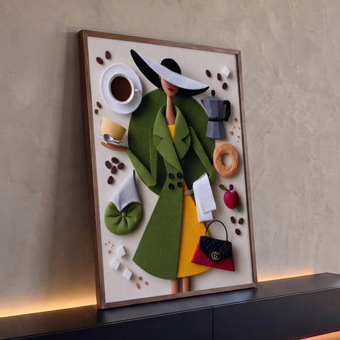 Mulher de chapéu e casaco verde entre xícara de café, grãos, cafeteira e bolsa em feltro, quadro decorativo