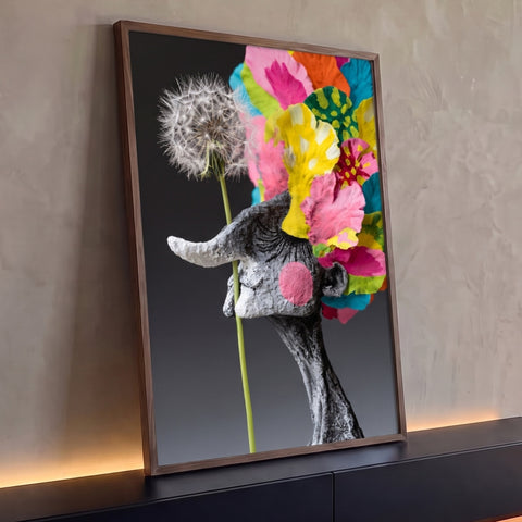 Escultura surreal de rosto cinza com pétalas coloridas e dente-de-leão em fundo escuro, quadro decorativo
