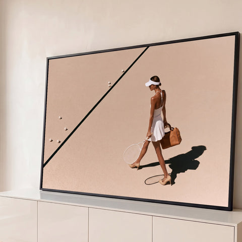 Mulher tenista de vestido branco com raquete e bolsa caramelo caminhando em quadra bege, quadro decorativo