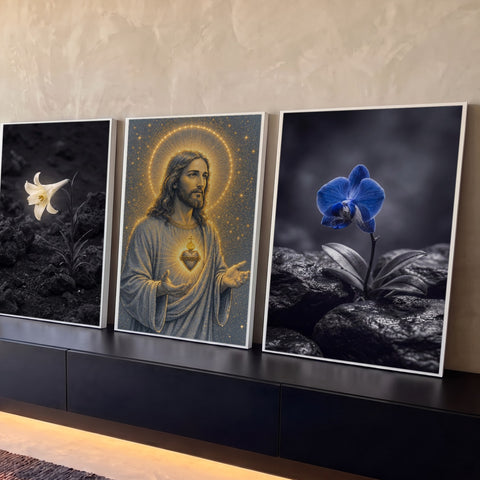 Quadro Decorativo Kit 3 Telas Jesus para Sala | quadros decorativos para sala | Jesus Cristo com auréola dourada entre um lírio branco e uma orquídea azul | Porao dos Quadros