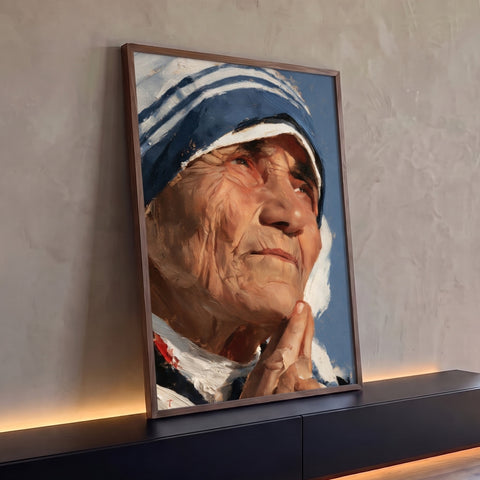 Retrato de Madre Teresa em pintura a óleo com véu azul e branco e mãos em prece, quadro decorativo