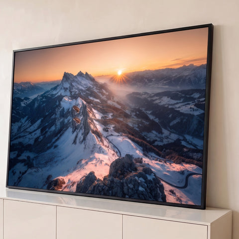 Picos nevados dos Alpes ao nascer do sol com céu laranja e estrada sinuosa na montanha, quadro decorativo